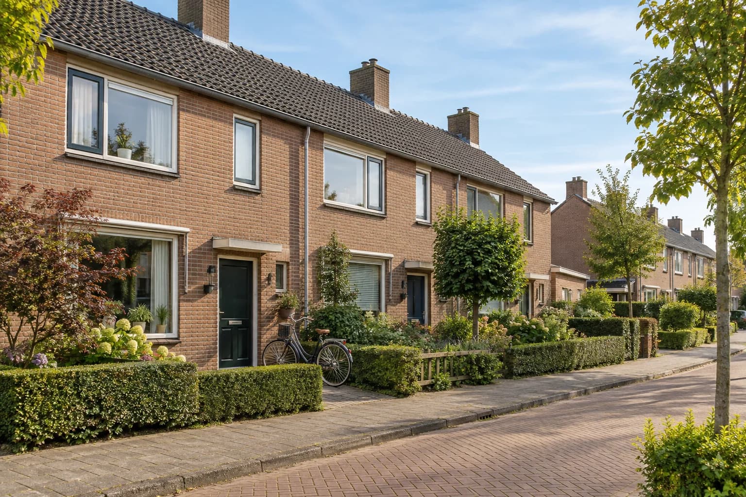 AI-gegenereerde illustratie van Nederlandse rijtjeshuizen met voortuinen en een fiets